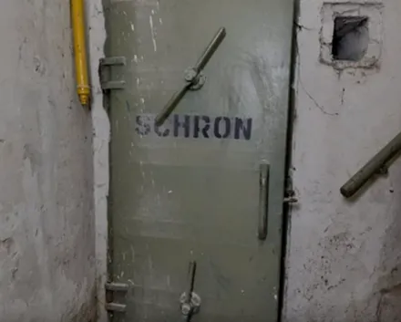 Schron OC do remontu - drzwi do schronu