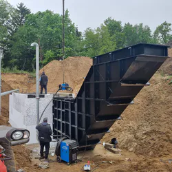 schron stalowy poza budynkiem - montaż