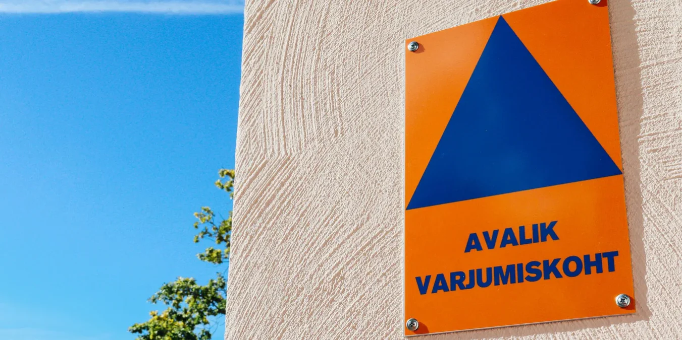 Estonia - Oznakowanie wskazujące lokalizację wyznaczonego schronu obrony cywilnej